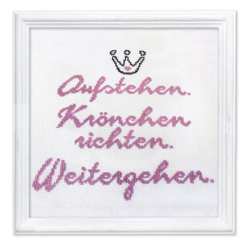 Stickvorlage Aufstehen. Krönchen richten. Weitergehen. Stickmuster