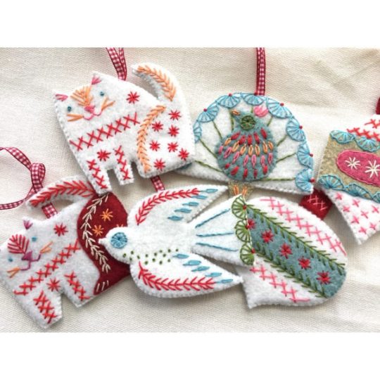Weihnachtsbaumschmuck selbst basteln aus Filz l via Zur Lila Pampelmuse