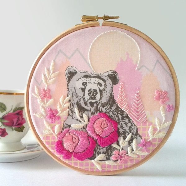 Bär mit Blumen sticken in rosa und pink | Stickpackung über Zur Lila Pampelmuse
