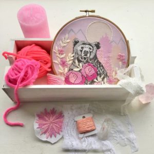 Moderne Stickvorlage für einen Bär mit Blumen in rosa und pink