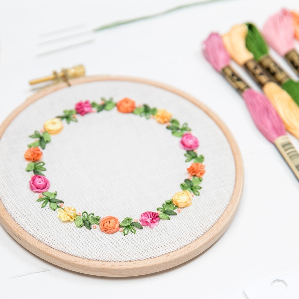 Sticken Blumen: Blumenkranz im Stickring