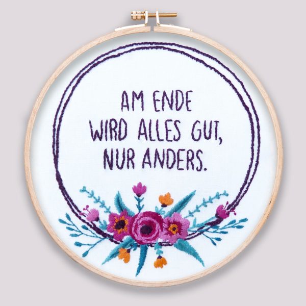 Stickvorlage mit Blumen und Spruch am Ende wird alles gut | über Zur Lila Pampelmuse