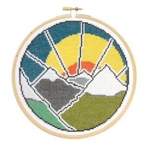 Berge sticken: Super schönes Stickmotiv mit malerischem Sonnenuntergang