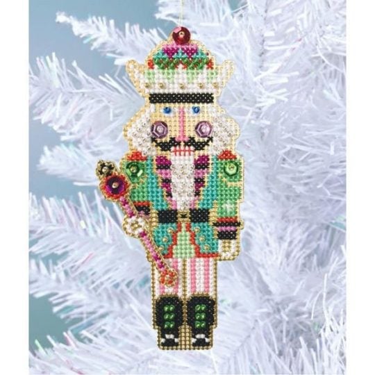 Stickset für einen Weihnachtsbaumanhänger mit Nussknacker Figur im Kreuzstich | über Zur Lila Pampelmuse