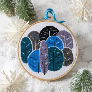 Bäume im Winter sticken: Kreuzstich Set in satten Blautönen | über Zur Lila Pampelmuse