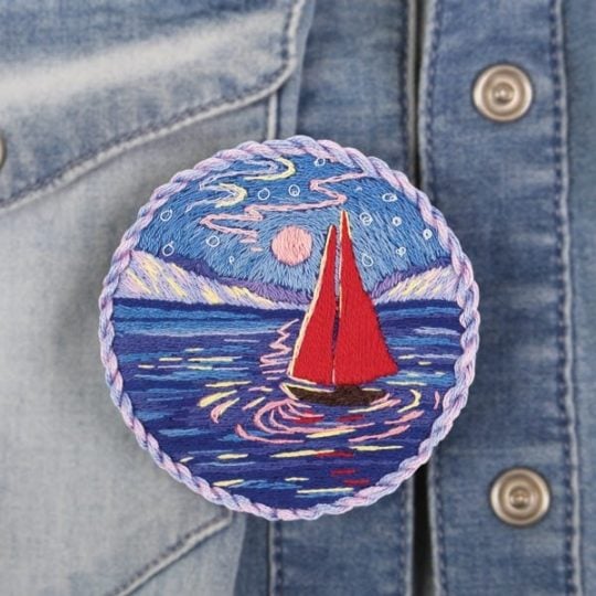 Brosche mit Motiv "Segelboot im Mondlicht" sticken | über Zur Lila Pampelmuse