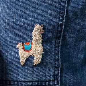 Lama sticken: Super niedliches Tiermotiv, das zur Verzierung auf Kleidung gestickt werden kann