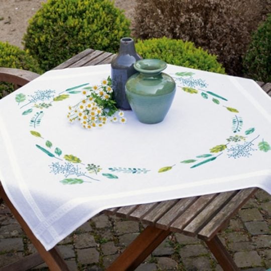 Tischdecke mit Blättern und Gräsern in Frühlingsfarben besticken | über Zur Lila Pampelmuse