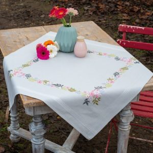 Tischdecke mit Blumen und Blättern in Pastelltönen besticken | Stickset über Zur Lila Pampelmuse