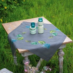 Tischdecke mit Botanischen Blättern in grün, gelb & blau besticken | Stickset über Zur Lila Pampelmuse
