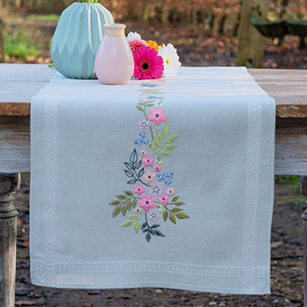 Tischläufer mit Blumen und Blättern in Pastelltönen besticken | Stickset über Zur Lila Pampelmuse