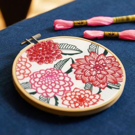 Wunderschöne rote Dahlien sticken | Stickset über Zur Lila Pampelmuse